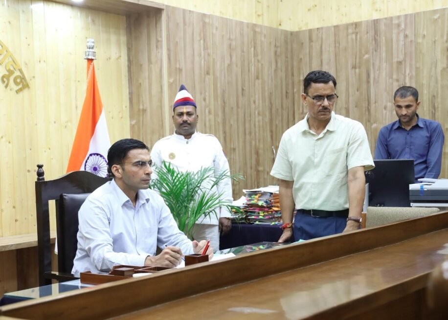 देहरादून: नशे के आदत वाले बेटों से परेशान मां ने डीएम से लगाई गुहार, डीएम ने लिया सख्त फैसला