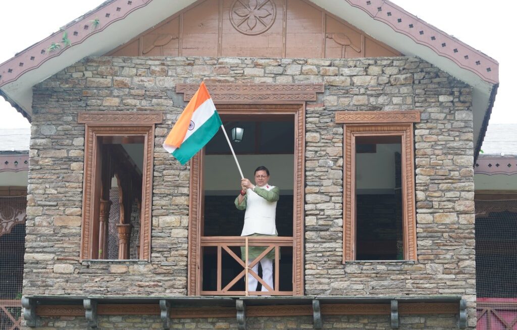 सीएम धामी ने ‘हर घर तिरंगा’ अभियान के तहत फहराया तिरंगा