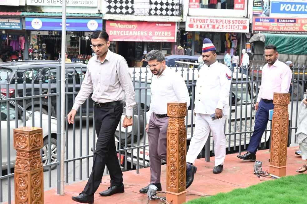 जिलाधिकारी सविन बंसल की पहल पर 11 प्रमुख जंक्शनों पर लगीं ट्रैफिक लाइटें, सड़क सुरक्षा हुई और मजबूत