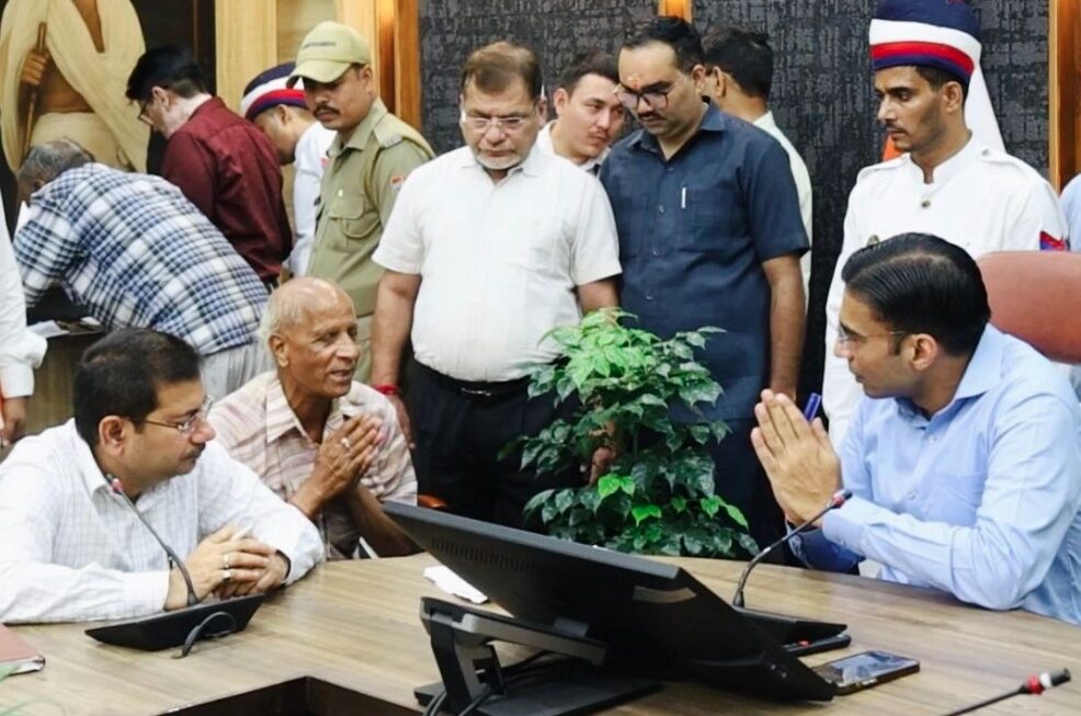 स्वतंत्रता संग्राम सेनानी के आश्रित ने डीएम का जताया आभार