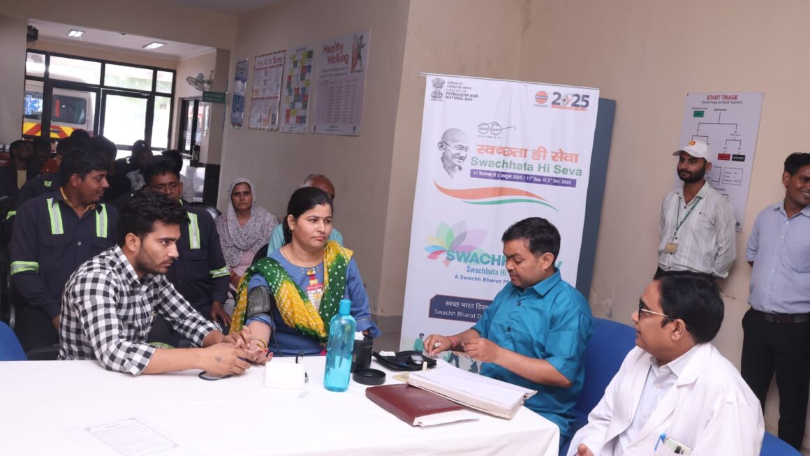 मथुरा रिफाइनरी ने करवाई अपने संविदा कर्मियों और सफाई मित्रों की स्वास्थ जांच