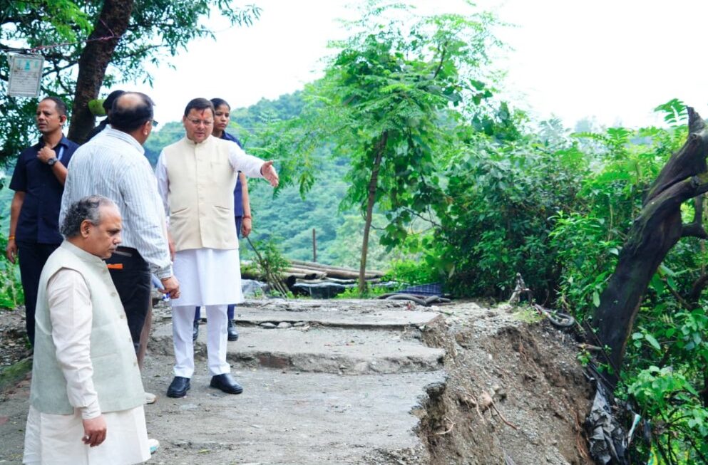 सीएम धामी ने मसूरी रोड और किमाड़ी क्षेत्र का किया स्थलीय निरीक्षण