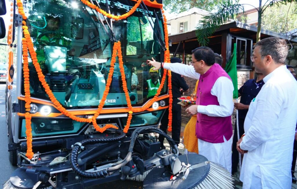 मुख्यमंत्री धामी ने वैक्यूम बेस्ड रोड स्वीपिंग मशीन का किया फ्लैग ऑफ
