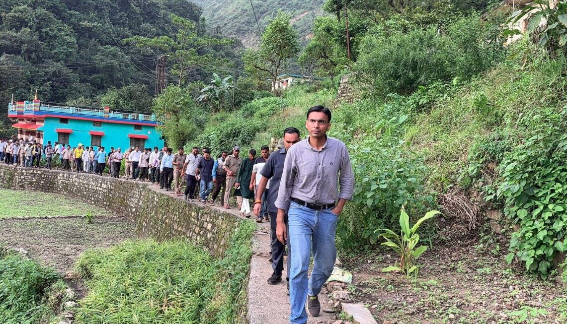 प्रभावित क्षेत्रों में पहुंचे जिलाधिकारी सविन बंसल, लोगों का जाना हाल
