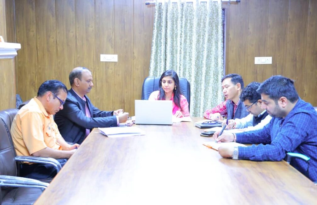 जिलाधिकारी ने आपदा कंट्रोल रूम का निरीक्षण कर अधिकारियों के साथ की बैठक