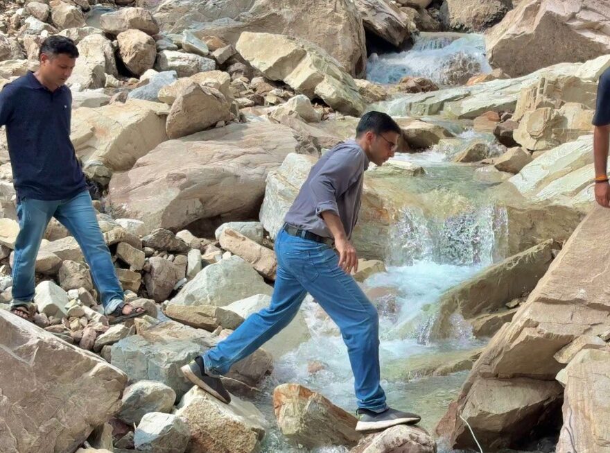 आपदा क्षेत्र फुलेत पहुंचे डीएम सविन बंसल, पैदल तय किया 12 किमी दुर्गम रास्ता