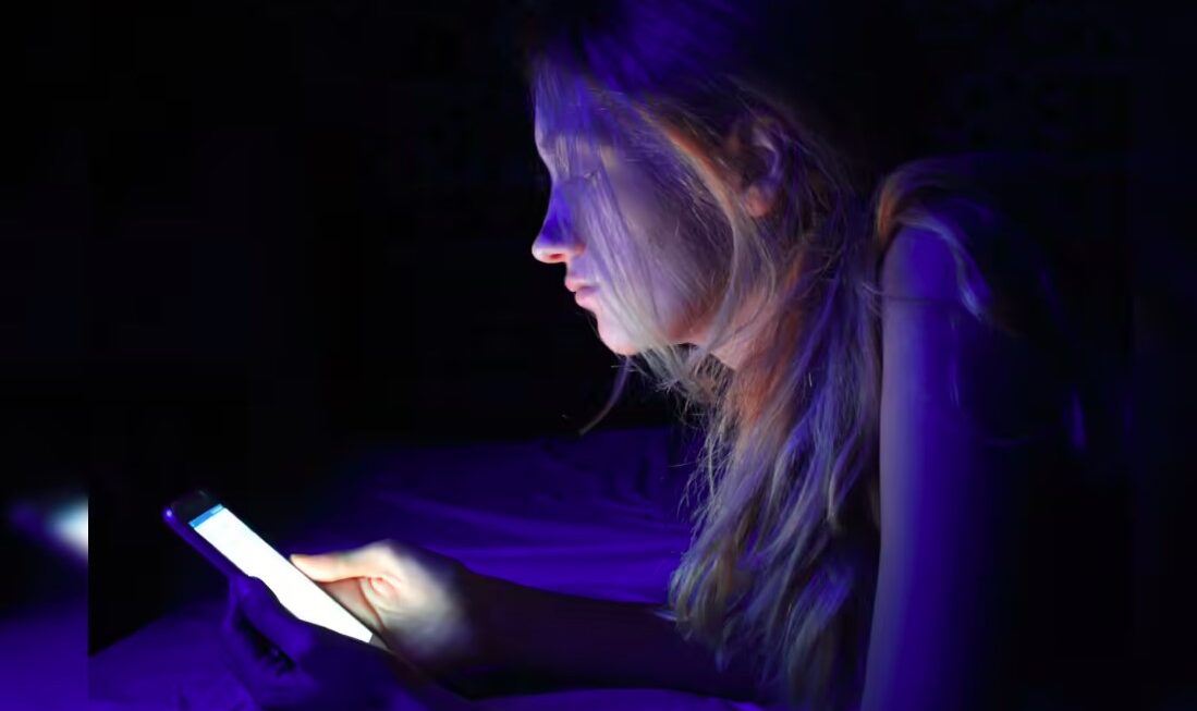 कंप्यूटर, मोबाइल की ब्लू लाइट का खतरा- समय से पहले ही कर सकता है आपको बूढा