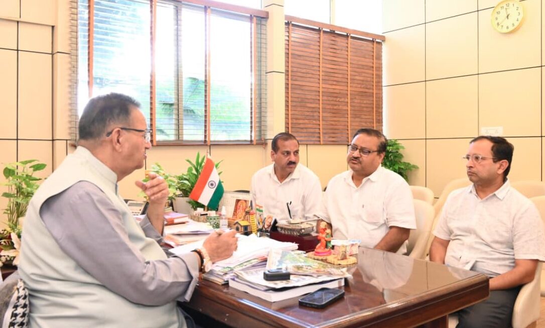 कैबिनेट मंत्री गणेश जोशी ने सिंचाई विभाग के अधिकारियों के साथ की बैठक