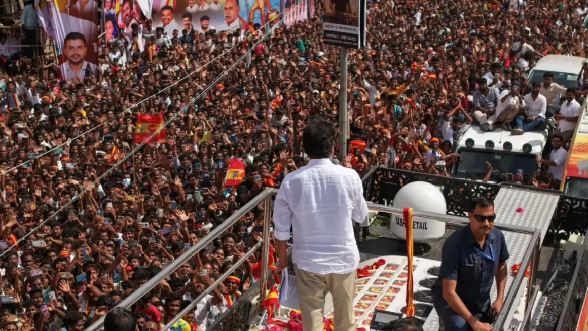 करूर रैली हादसा: 40 मौतों के बाद अभिनेता-राजनेता विजय पर बढ़ा दबाव, उठी CBI जांच की मांग