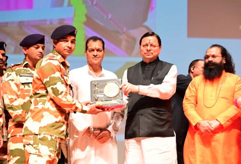 मुख्यमंत्री धामी ने आपदा राहत कर्मियों को किया सम्मानित