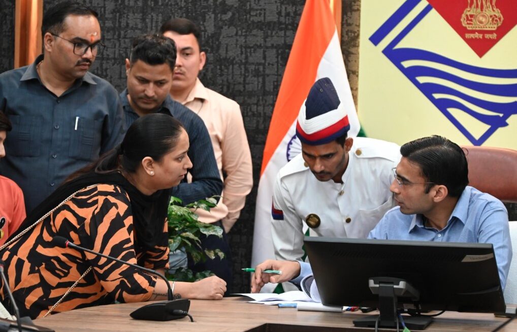 जनता दर्शन में डीएम सविन बंसल ने सुनी 151 शिकायतें, अधिकांश का मौके पर ही किया समाधान