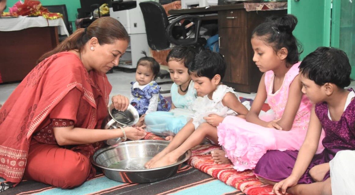 मंत्री रेखा आर्या ने बालिका निकेतन में किया कन्या पूजन