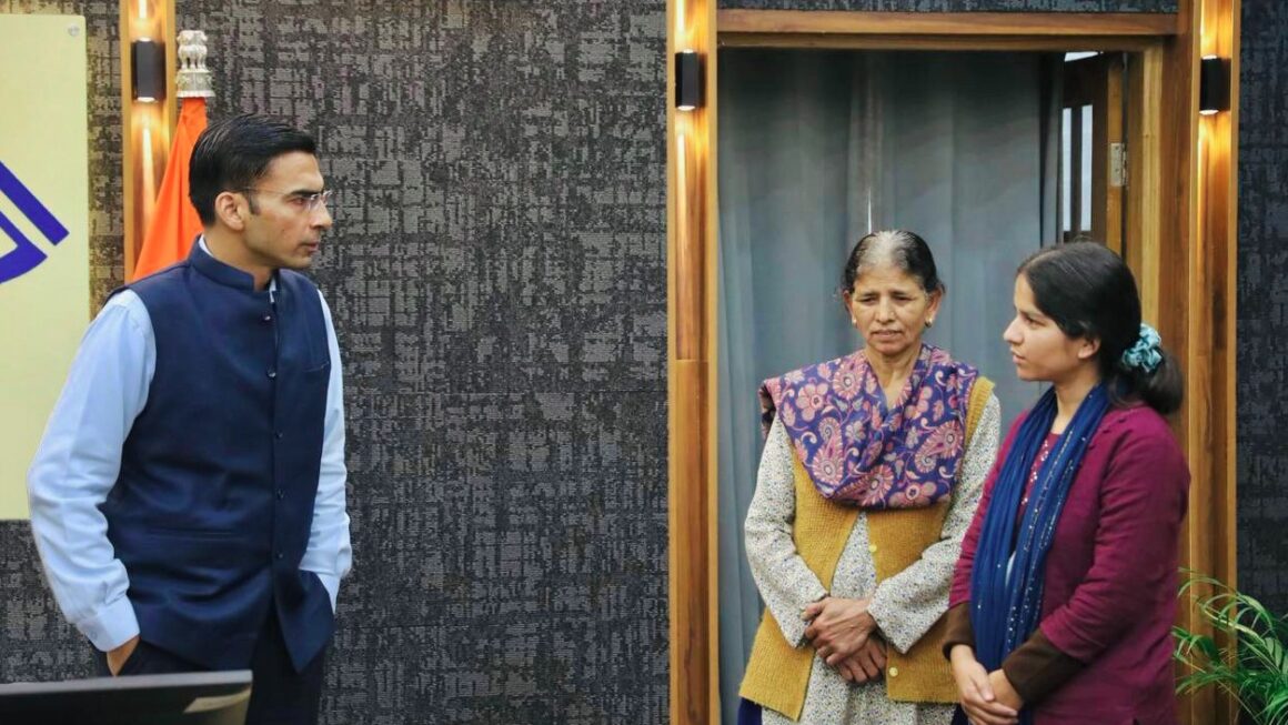 डीएम सविन बंसल की पहल से आर्थिक संकट से जूझ रही प्रियंका को मिली लैब ऑफिसर की नौकरी