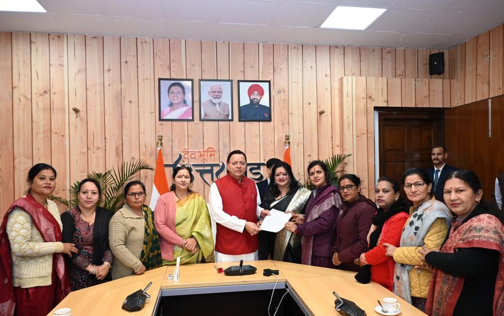 मुख्यमंत्री धामी से मिलीं आंगनबाड़ी कार्यकत्रियां, विभिन्न मांगों को लेकर सौंपा ज्ञापन