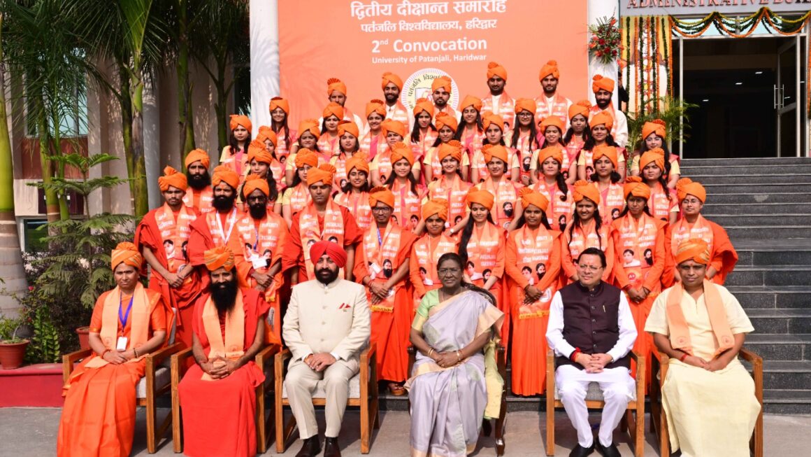 हरिद्वार में राष्ट्रपति मुर्मु ने पतंजलि यूनिवर्सिटी के दीक्षांत समारोह में मेडलिस्टों को किया सम्मानित