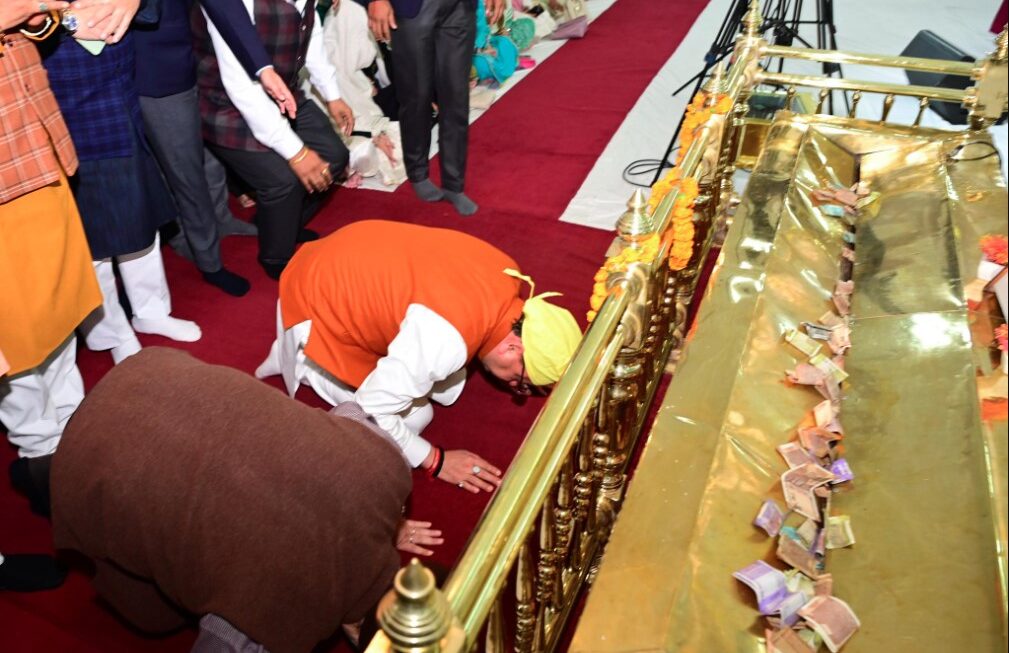 गुरु तेग बहादुर के 350वें बलिदान दिवस पर मुख्यमंत्री धामी ने गुरुद्वारा साहिब में टेका मत्था