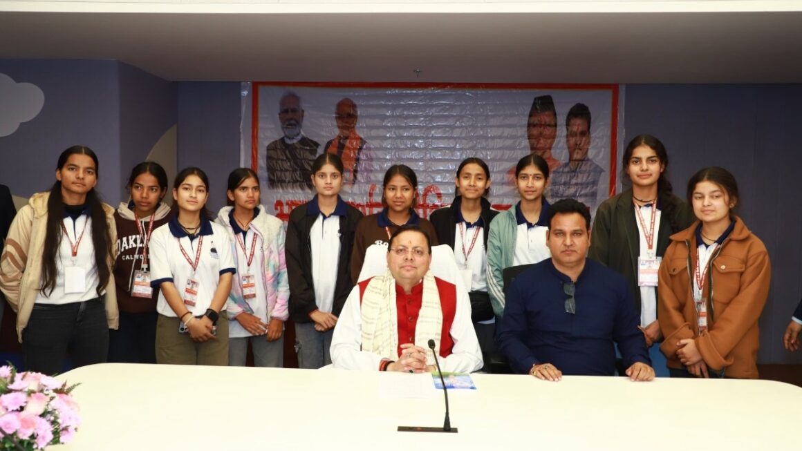 सीएम धामी ने देवप्रयाग के मेधावी छात्र-छात्राओं के साथ किया संवाद