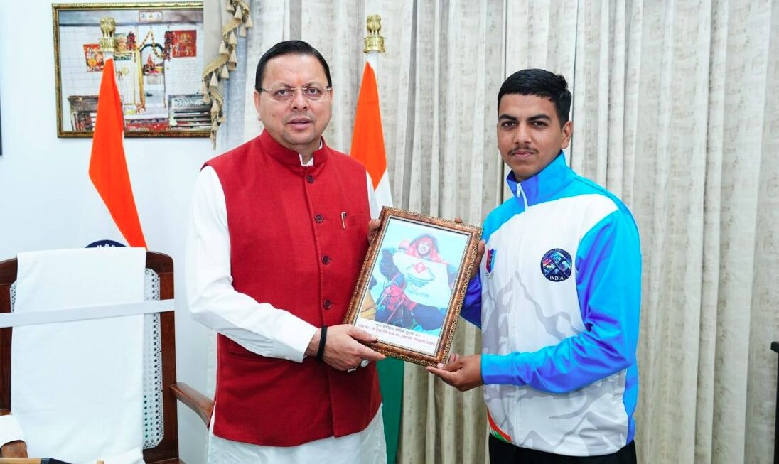 मुख्यमंत्री धामी से मिले माउंट एवरेस्ट फतह करने वाले 16 वर्षीय सचिन कुमार