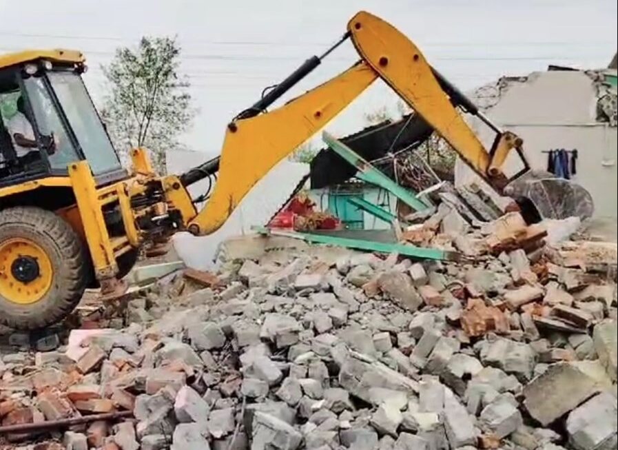 सरकारी भूमि पर बने अवैध ढांचे पर चला प्रशासन का बुलडोज़र