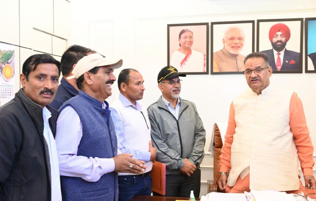 ग्राम्य विकास मंत्री गणेश जोशी से खत्याड़ी गांव प्रतिनिधिमंडल ने की मुलाकात