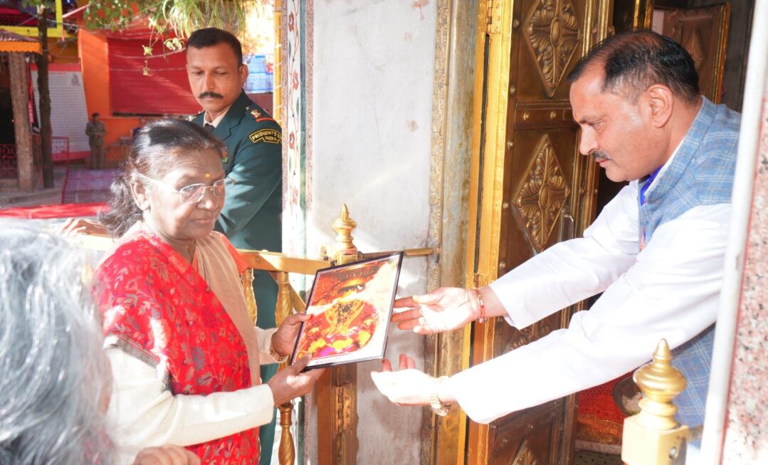 राष्ट्रपति द्रौपदी मुर्मू ने शक्तिपीठ मां नैना देवी मंदिर में की पूजा-अर्चना