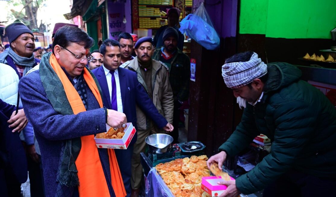 कपकोट बाजार में व्यापारियों से संवाद कर सीएम धामी ने लिया विभिन्न योजनाओं का फीडबैक