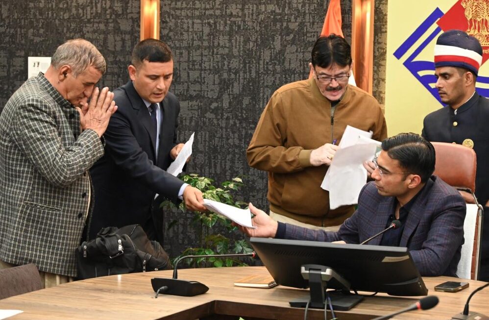 जनता दर्शन में 176 शिकायतें दर्ज, डीएम ने कई मामलों का मौके पर किया निस्तारण