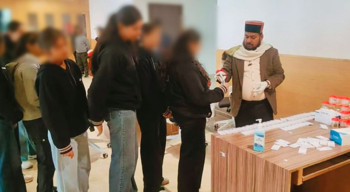 ड्रग्स के विरूद्ध जिला प्रशासन का एक्शन जारी, ग्राफिक एरा डीम्ड यूनिवर्सिटी में 150 छात्र/छात्राओं की रैंडम टेस्टिंग