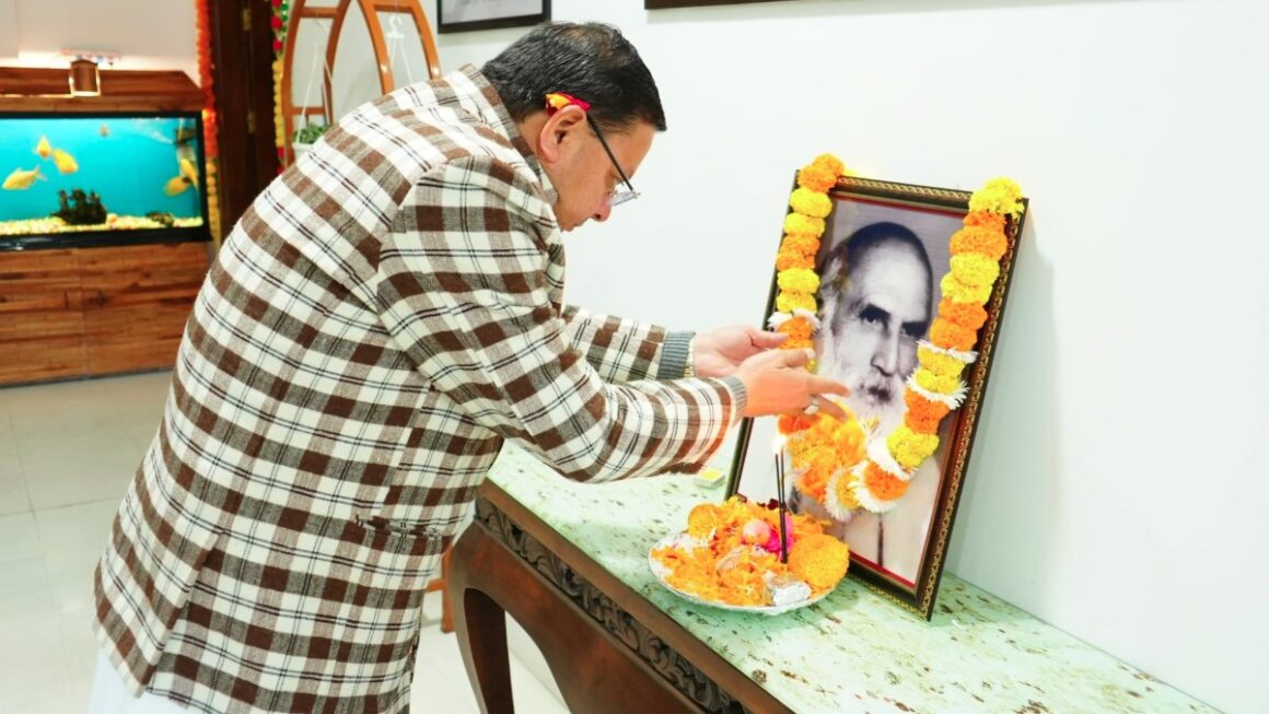 सीएम धामी ने इंद्रमणि बडोनी की जयंती पर उनके चित्र पर पुष्प अर्पित कर दी श्रद्धांजलि
