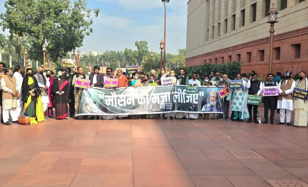 वायु प्रदूषण को लेकर विपक्षी नेताओं ने संसद भवन परिसर में किया जोरदार प्रदर्शन