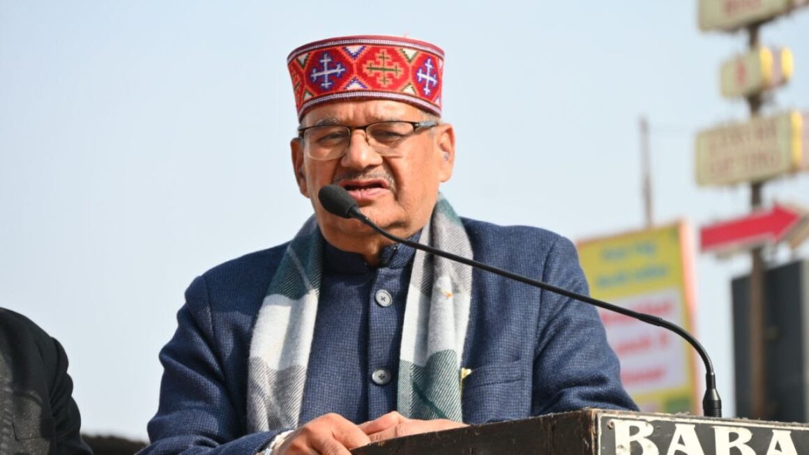 व्यापार मंडल प्रेम नगर एवं महावीर सेवा समिति द्वारा आयोजित कंबल वितरण कार्यक्रम में प्रतिभाग करते कैबिनेट मंत्री गणेश जोशी