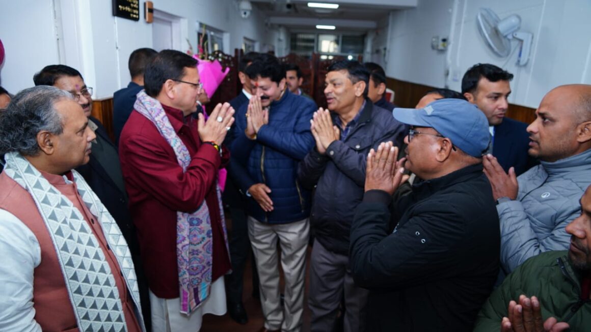 राज्य निगम कर्मचारी महासंघ ने की सीएम धामी सहित वरिष्ठ नौकरशाहों से मुलाकात, नववर्ष की शुभकामनाएं की प्रेषित