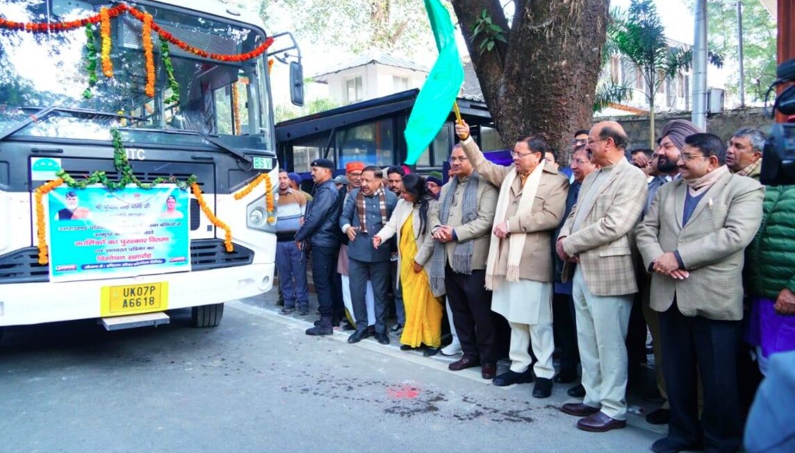 सीएम धामी ने 112 नई बसों को दिखाई हरी झंडी