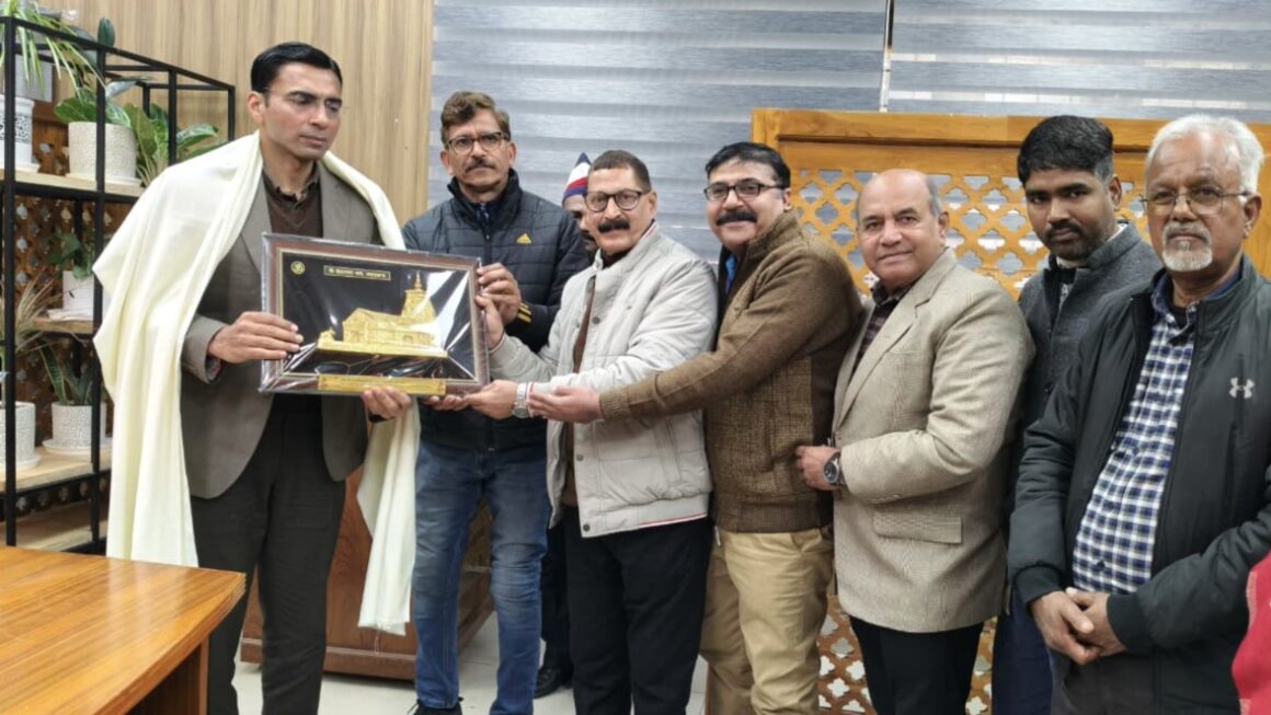 डीएम को उत्कृष्ट सेवा कार्यों के लिए जर्नलिस्ट यूनियन ने किया सम्मानित