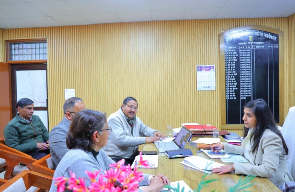 जनपद में सुदृढ़ स्वास्थ्य सेवाओं के लिए जिलाधिकारी ने की व्यापक समीक्षा