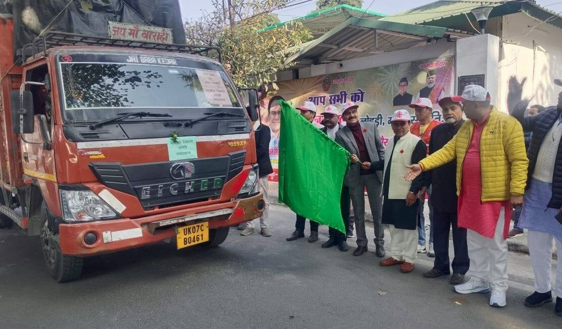 शीतलहर के बीच राहत अभियान, डॉ. धन सिंह रावत ने रेडक्रॉस के ट्रकों को दिखाई हरी झंडी