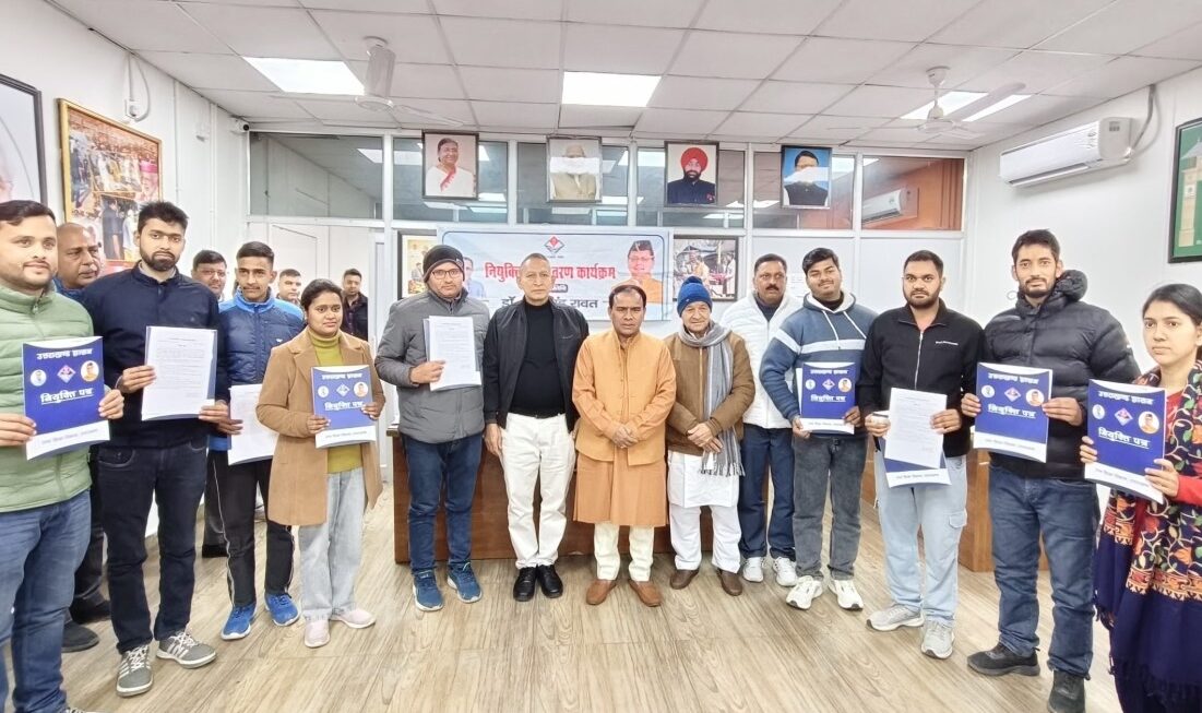 कैबिनेट मंत्री डॉ. धन सिंह रावत ने 14 प्रयोगशाला सहायकों को सौंपे नियुक्ति पत्र