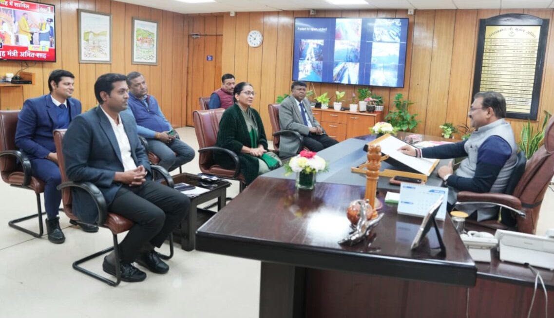 मुख्य सचिव आनंद बर्द्धन की अध्यक्षता में रेलवे परियोजनाओं को लेकर हुई अहम बैठक