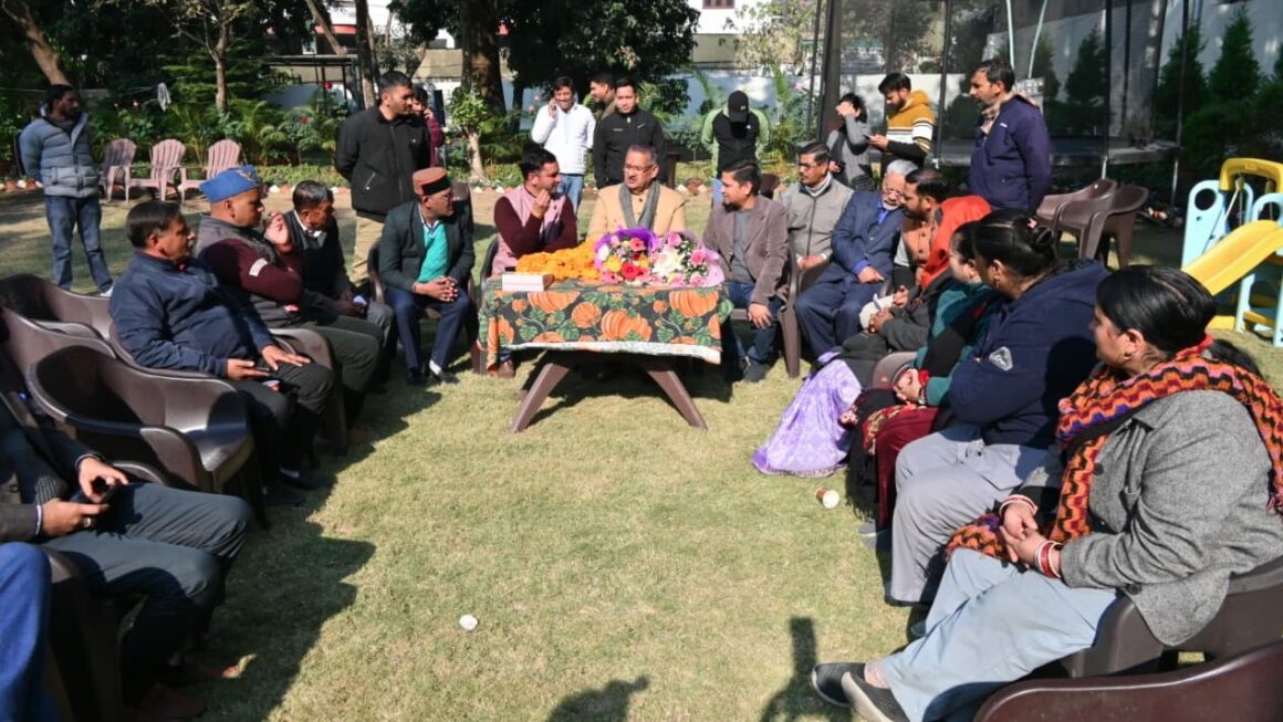 समान कार्य समान वेतन के लिए उपनल कर्मचारी महासंघ ने मंत्री गणेश जोशी से भेंट कर जताया आभार