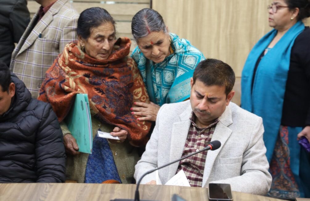 जनता दरबार में 190 शिकायतें दर्ज, कई मामलों का मौके पर समाधान