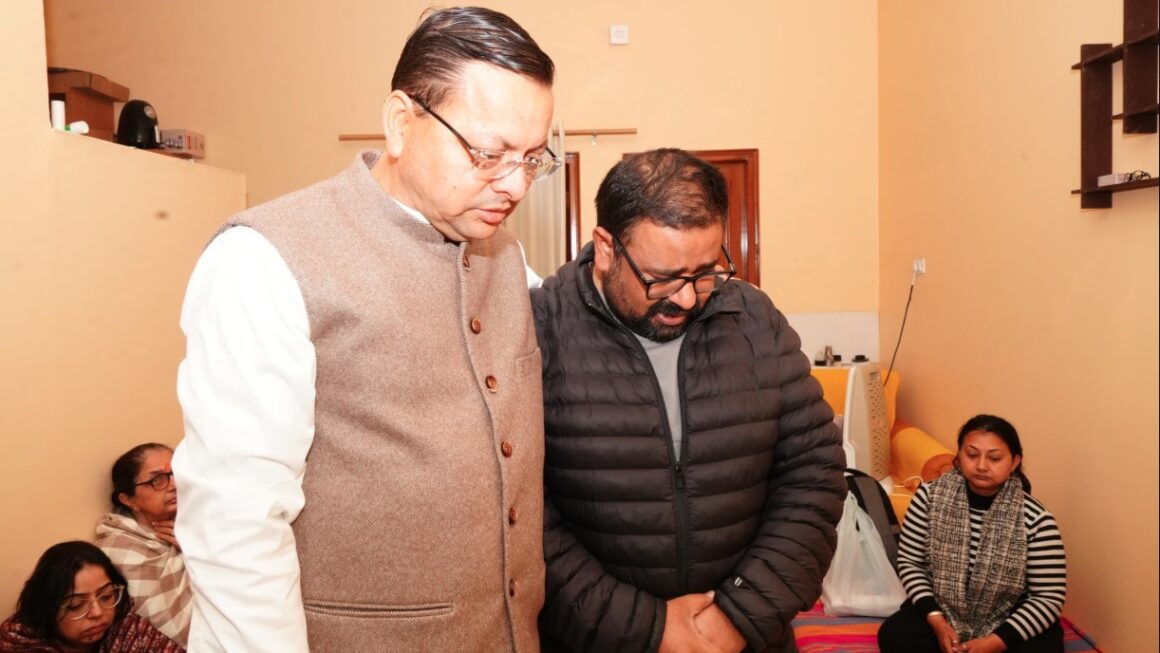 मुख्यमंत्री धामी ने वरिष्ठ पत्रकार अनुपम त्रिवेदी की माताजी को दी श्रद्धांजलि