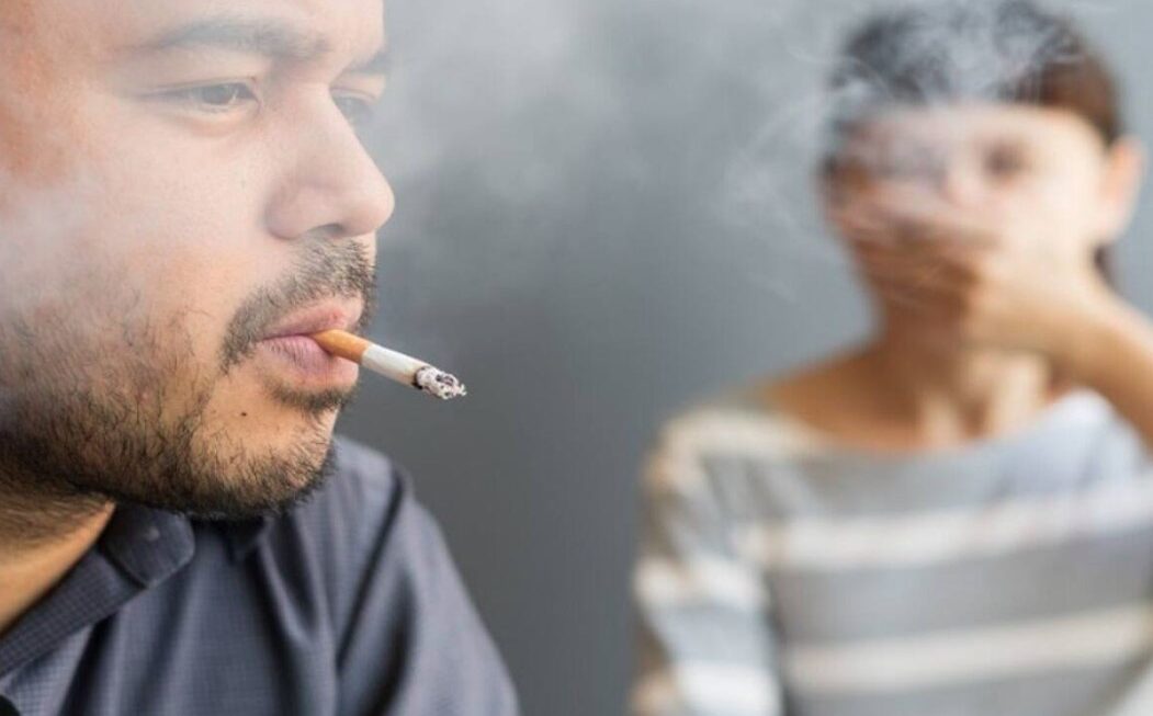 पैसिव स्मोकिंग- बिना सिगरेट पिए भी सेहत पर मंडराता गंभीर खतरा