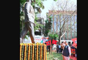 जनरल बिपिन रावत की जयंती पर उन्हें पुष्पचक्र अर्पित कर श्रद्धांजलि देते सैनिक कल्याण मंत्री गणेश जोशी