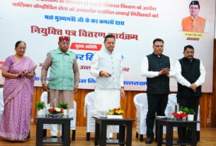 पुष्कर सिंह धामी ने 63 सफाई निरीक्षकों को दिए नियुक्ति पत्र