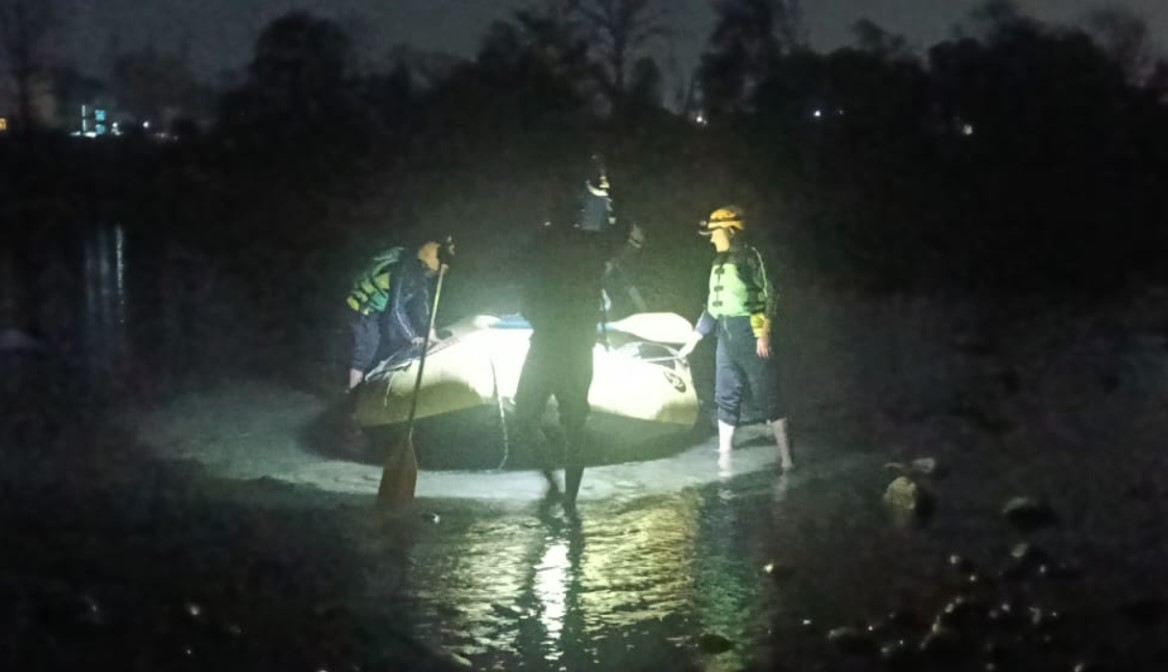 पशुलोक बैराज के निकट टापू पर फंसे युवक को एसडीआरएफ ने किया सकुशल रेस्क्यू