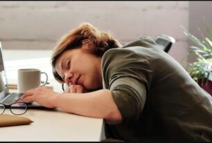 खाना खाने के बाद क्यों आती है नींद? जानिए क्या कहते हैं स्वास्थ्य विशेषज्ञ