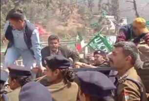 गैरसैंण में यूकेडी का प्रदर्शन, विधानसभा घेराव की कोशिश पर पुलिस से झड़प