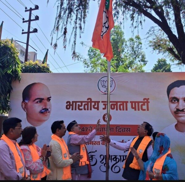भाजपा का 47वां स्थापना दिवस, प्रदेश अध्यक्ष महेंद्र भट्ट ने किया ध्वजारोहण