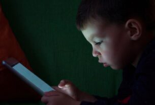 क्या आपका बच्चा भी अक्सर मोबाइल फोन से चिपका रहता है, तो जान लीजिये इसके गंभीर नुकसान