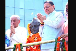 मुख्यमंत्री धामी ने हेमवती नंदन बहुगुणा की जयंती पर दी श्रद्धांजलि